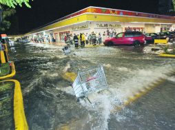 Año con año, mismo escenario. Centro comercial en el cruce de Avenida Mariano Otero y Adolfo López Mateos.  /
