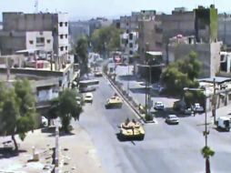 En la imagen extraída de un video, tanques del Ejército sirio circulan por el Centro de la capital Damasco.  AP  /