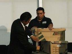 Un empleado del TEPJF recibe los paquetes presentados por López Obrador. REUTERS  /