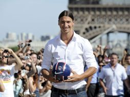 Zlatan Ibrahimovic se presentó ante su nueva afición, con la Torre Eiffel parisina como testigo presencial. AFP  /