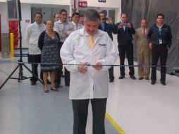 Durante el corte del listón al interior de la empresa Xyratex, a cargo del Secretario de Promoción Económica, Jaime Eduardo Martínez.  /