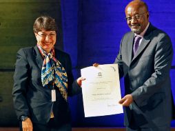 La doctora Rossana Arrollo, al momento de recibir la constancia. AP  /