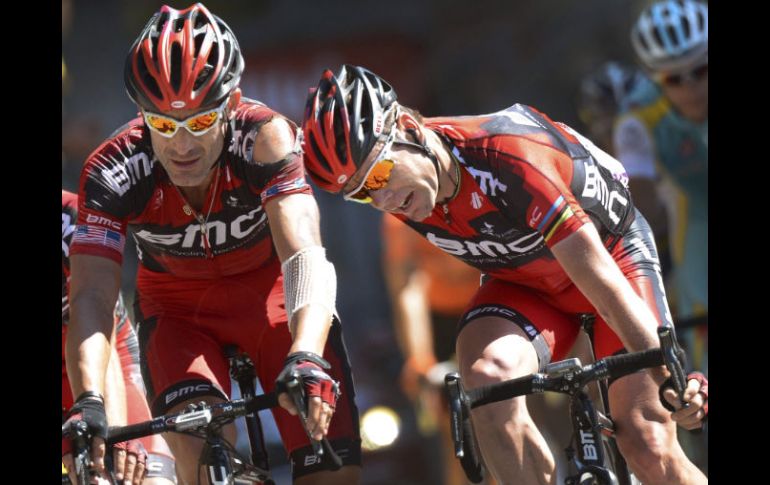 Cadel Evans (der) llegó exhausto a la meta luego de la etapa de hoy en los Pirineos. EFE  /