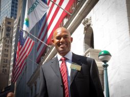 El pitcher de 42 años abrió hoy la Bolsa de Valores de Nueva York. EFE  /