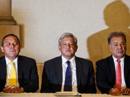 Los dirigentes del PRD, Jesús Zambrano (i), y del PT, Alberto Anaya (d), acompañan hoy a López Obrador en rueda de prensa. EL UNIVERSAL  /