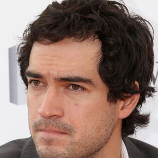 Alfonso Herrera trabajará para fundación de Yoko Ono