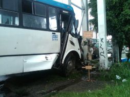 El camión, presuntamente fue golpeado por un carguero por lo que perdió el control.  /