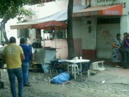 El hombre de 46 años de edad, quedó tendido en la calle.  /