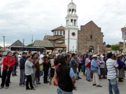 Las más de mil personas que participaron marcharon en silencio desde los cuatro barrios hacia el centro del pueblo. ARCHIVO  /