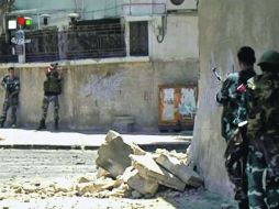 En la imagen extraída de un video, elementos del Ejército sirio (derecha) se enfrentan a miembros de las fuerzas rebeldes. EFE  /