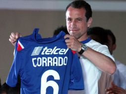 En la imagen, Gerardo Torrado presenta la playera que lucirá en el Apertura 2012. EL UNIVERSAL  /