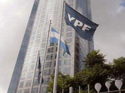 El sector público argentino sólo podrá comprar combustibles y lubricantes de YPF. ARCHIVO  /