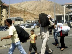 Familias sirias cruzan la frontera libanesa con Siria. EFE  /