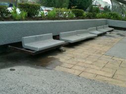 Bancas instaladas afuera de la estación Mexicaltzingo del Tren, son ejemplo del mobiliario que ha dejado de ser útil para la comunidad.  /