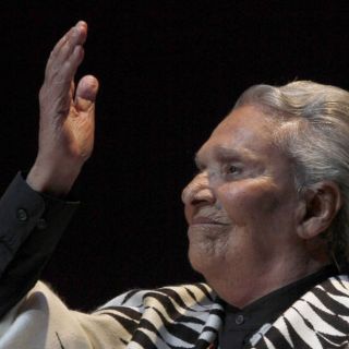 Chavela Vargas está mucho mejor aunque continúa en observación