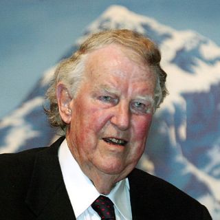 Dedicó Edmund Hillary sus esfuerzos a ayudar a los sherpas de Nepal