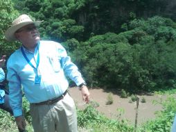 El coordinador del proyecto, Jorge Lara, explica a los contratistas los detalles de la presa, que se ubicará en el Río Verde.  /