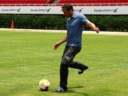 El holandés ensaya un disparo para probar el nuevo césped del Omnilife.  /