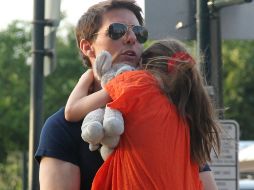 Su matrimonio con Katie Holmes duró casi seis años. En la imagen el actor con su hija Suri. AP  /