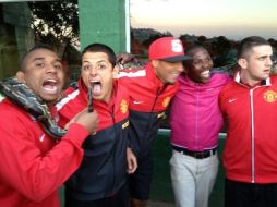 ''Chicharito'' y Anderson (i) bromean con una víbora. Imagen de Twitter@CH14_  /