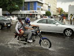 Lluvia de ésa tarde, la cual provocó caos vial. En la imagen avenida Federalismo.  /