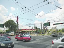 Circunvalación y Calzada Independencia. Las líneas del trolebús, que hace años ya no circula por la zona, siguen en este punto.  /