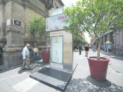 Cables y postes del trolebús e incluso el reloj instalado a propósito del bicentenario quedan reducidos a focos de contaminación visual  /