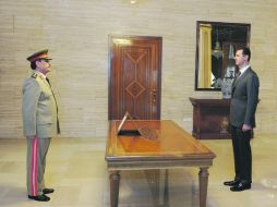 En la imagen, publicada por la agencia oficial SANA, el presidente al Assad, toma protesta al nuevo ministro de Defensa. REUTERS  /