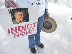 Un manifestante pide que Joe Arpaio sea juzgado “ahora” por cada uno de los señalamientos que se le imputan. REUTERS  /