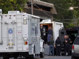 Un equipo SWAT rodea el departamento donde vive el sospechoso de haber realizado el tiroteo. AP  /