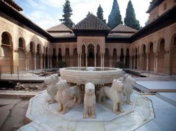 Foto del Patio de los Leones de la Alhambra, durante la restauración. REUTERS  /