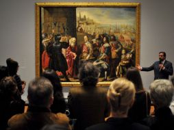 Un grupo de periodistas observan el cuadro 'El socorro de Génova por el II marqués de Santa Cruz' del pintor español Antonio Pereda.EFE  /