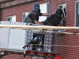 Los agentes están procediendo al registro con extrema cautela, revisando los bordes de las ventanas. AP  /