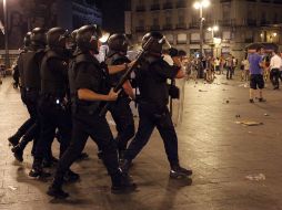 Varios policías nacionales en la Puerta del Sol, en Madrid, durante los altercados. EFE  /