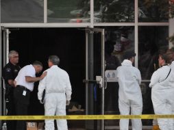 Investigadores revisan la escena del crimen en busca de evidencias. AFP  /