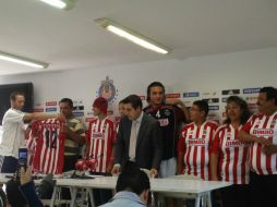 Marcelo Michel (c) encabezó la rueda de prensa en la que dio a conocer la noticia. @huerta_cesar. ESPECIAL  /