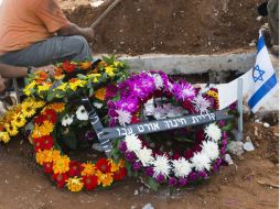 Ofrendas florales a uno de los turistas fallecidos en Bulgaria. AFP  /