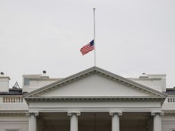 La bandera de la Casa Blanca ondea a media hasta como inicio del luto decretado. AP  /
