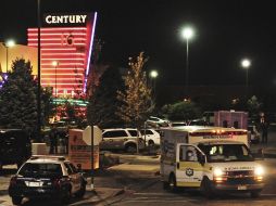 Una ambulancia aparcada frente a los cines Century, después del tiroteo. EFE  /