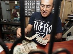 La divisa de EU se adquirió en un mínimo de 12.69 pesos. ARCHIVO  /