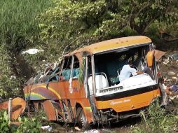 Aspecto del autobús que se salió de la carretera y cayó por un barranco en el poblado de Tequepexpan, Nayarit. EFE  /
