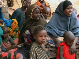 Mujeres y niños somalíes que han llegado recientemente a un campamento de refugiados en Dolo, Somalia. AP  /