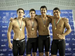 Los nadadores de I-D Héctor Pérez, André de Río Luis Campos, Alejandro Hérnandez, ganadores de la competencia 4000x4.  /