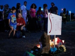 Personas en Aurora acudieron a una vigilia por las víctimas del tiroteo. REUTERS  /