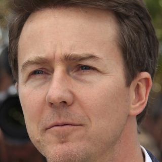 Propone Edward Norton 'conversación profunda' sobre armas en EU