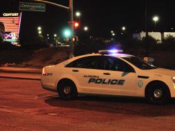 Tras el tiroteo,  patrulla vigila en las inmediaciones de los cines, en Aurora, Colorado. EFE  /