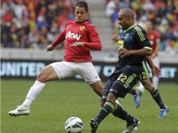 Javier Hernandez pelea por una bola con el  jugador Aidan Jenniker del Ajax Cape Town. AP  /