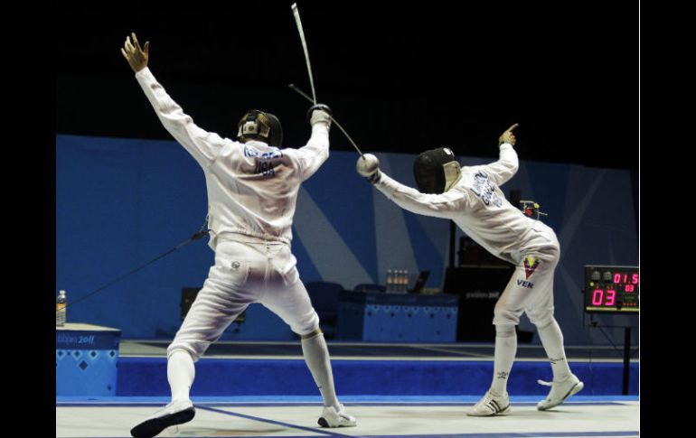 Rubén Limardo (der), de Venezuela, es el más sólido latinoamericano en la lucha por el podio olímpico en esgrima. ARCHIVO  /