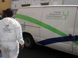 Personal del IJCF acudió al lugar a levantar el cuerpo; hasta el momento el hombre no ha sido identificado. ARCHIVO  /