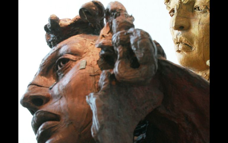 Las enormes cabezas hechas de bronce, obras del escultor mexicano Javier Marín. ARCHIVO  /